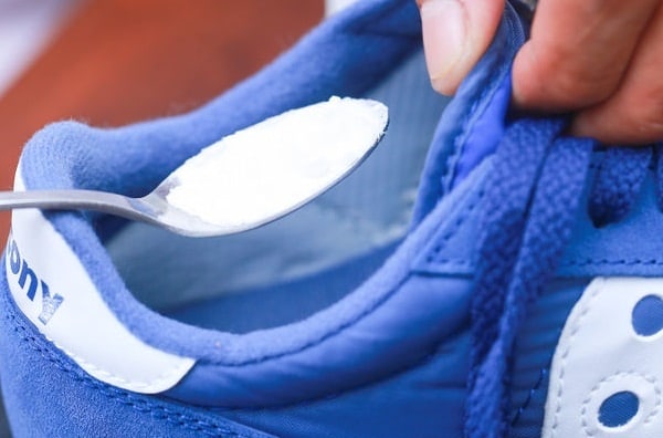 Rắc bột baking soda vào trong giày để khử mùi hôi