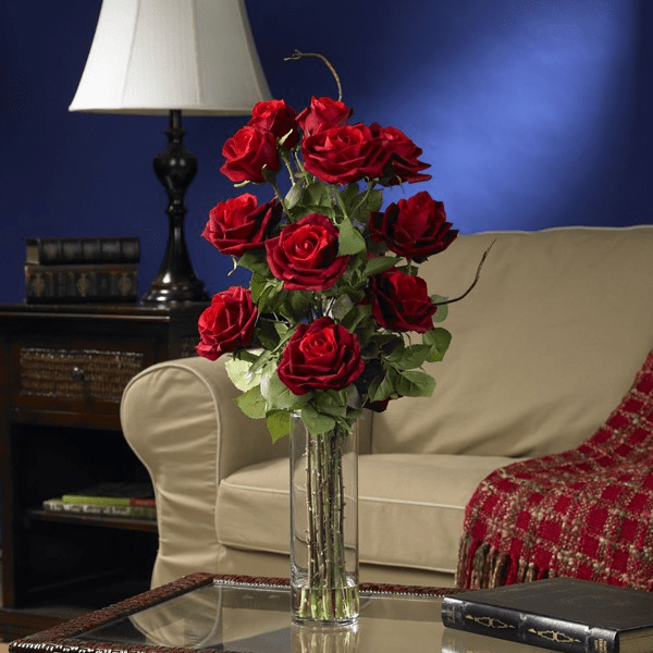 Trang trí phòng khách bằng hoa hồng